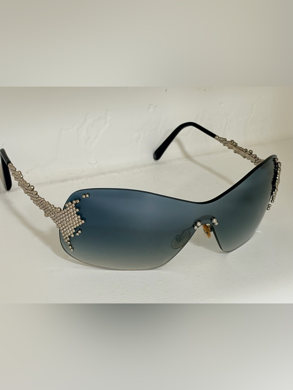 Fred Lunettes Pearls Platinum
Lux Sunglasses w/Grey
Gradient Lenses